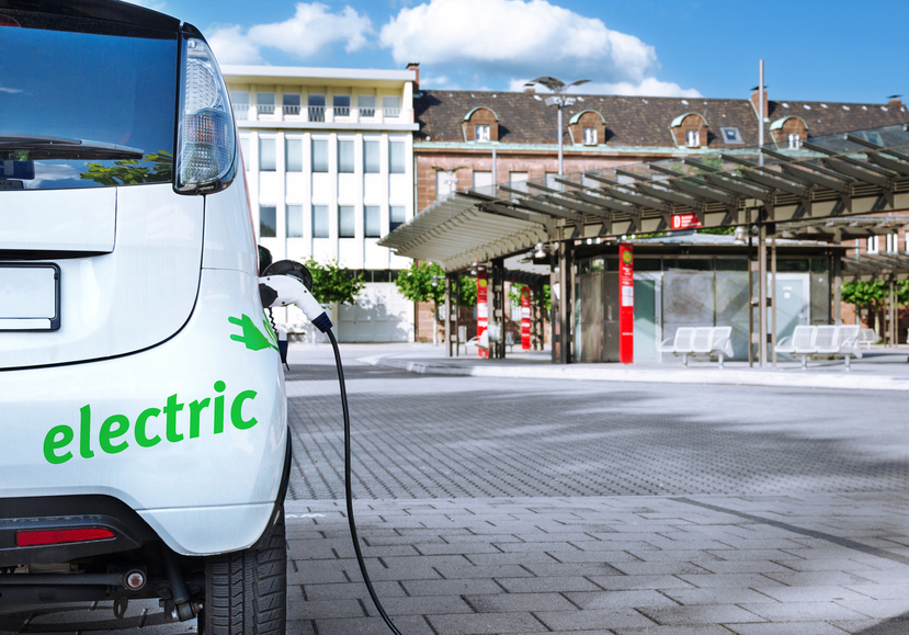 Carsharing Elektroauto an Ladestation mit ÖPNV Bushaltestelle