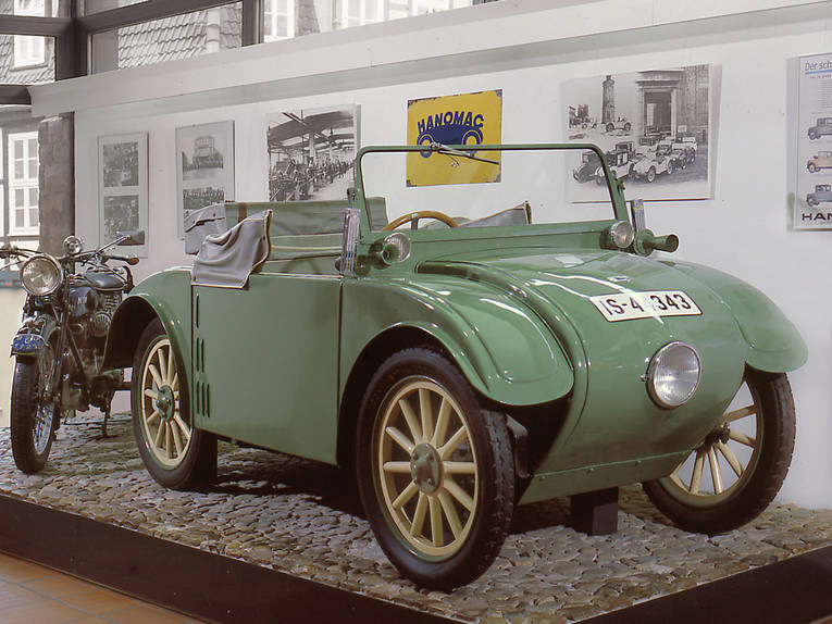abteilung-stadtgeschichte-hanomag-kommissbrot-und-motorrad_image_full